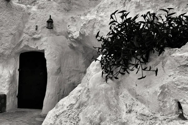 ロジャレスにある白い洞窟の家のファサード — ストック写真