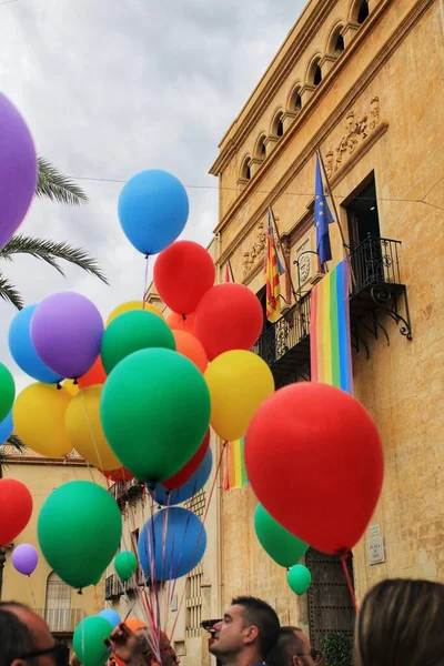 Belediye Binasında Asılı Gökkuşağı Bayrağı Renkli Balonlar — Stok fotoğraf