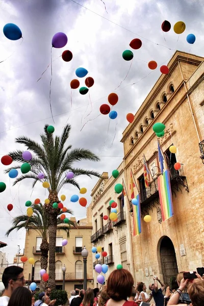 Bandeira Arco Íris Pendurada Prefeitura Balões Coloridos — Fotografia de Stock