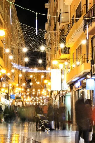 Elche美丽的街道装饰着圣诞的主题和灯光 — 图库照片