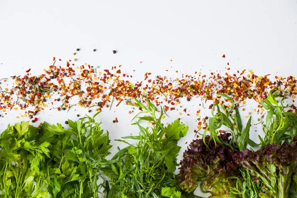 白い背景に緑の野菜の葉とスパイス — ストック写真