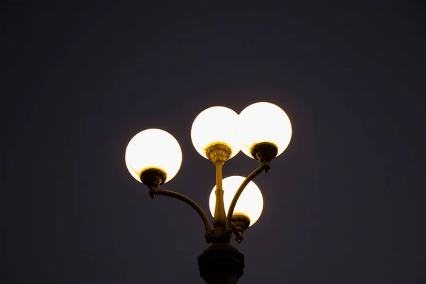 街灯和街灯特写 蓝色背景 维尔纽斯夜间 — 图库照片