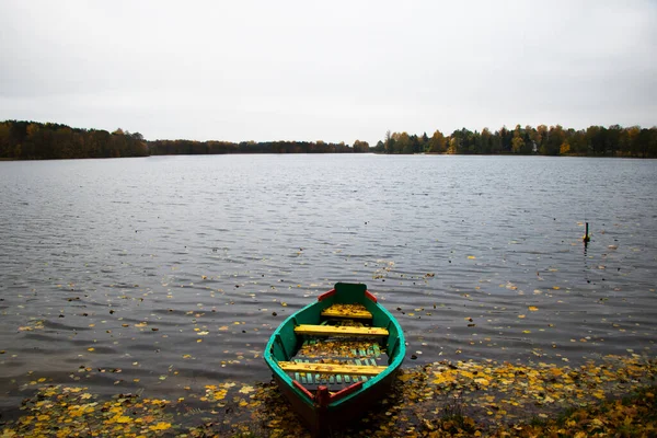 リトアニアのトラカイ ガヴレ湖のビーチ近くの古い木のボート — ストック写真