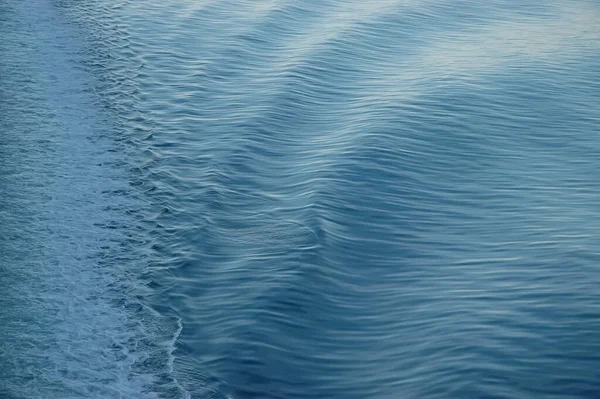 Backwash Bianco Traghetto Che Attraversa Oceano Blu — Foto Stock