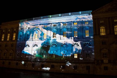 2017 'deki Berlin ışık festivali, binalar ve simgeler, renkli ışıklar ve endüstriyel sanatlar üzerine küçük bir gösteri.  