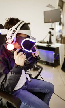 VR gözlüklü çocuk sanal bir oyun oynuyor