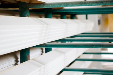 Fabrikada paslanmaz borular ve borular.