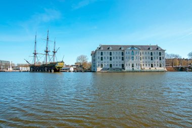Hollanda 'nın Amsterdam limanında VOC gemisi ve deniz müzesi