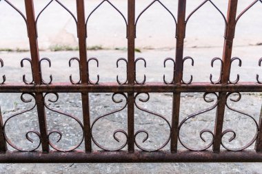 Eski paslı demir kapılar, yakın görüş