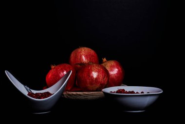 Olgun kırmızı sulu nar meyveleri, yaklaşın.