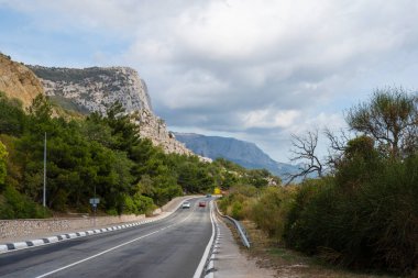 Ukrayna, Kırım Cumhuriyeti 'ndeki dağlara giden yol. Güneşli bir gün 18 Eylül