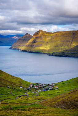 Faroe Adaları 'ndaki Funningur köyünün çevresindeki dağların manzarası.