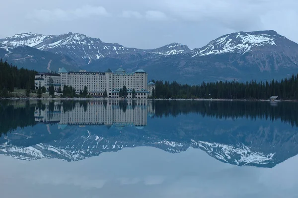 Μεγάλο Ξενοδοχείο Αντανάκλαση Στο Βουνό Χιόνι — Φωτογραφία Αρχείου