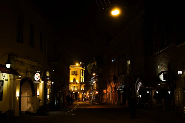 ナイトストリート 観光客や街路灯 ヴィリニュスの通りの夜の状況 建物と建造物 — ストック写真