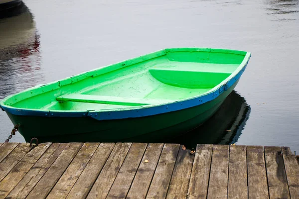 リトアニアのトラカイ ガヴレ湖のビーチ近くの古い木製ボート — ストック写真