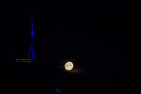 Вид Город Тбилиси Ночью Луна Телебашня Грузии — стоковое фото