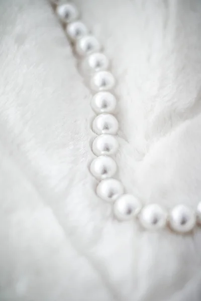 Moda Joyería Vacaciones Invierno Collar Perlas Sobre Fondo Piel — Foto de Stock