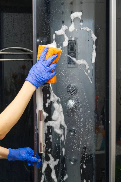 Zuhany Gőzkabinok Tisztítása Kalciumlerakódásoktól Takarítok Fürdőszobában Kéz Kesztyűben Rongy Mosószer — Stock Fotó