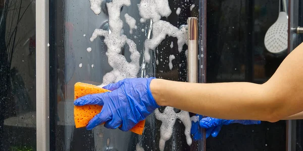 Zuhany Gőzkabinok Tisztítása Kalciumlerakódásoktól Takarítok Fürdőszobában Kéz Kesztyűben Rongy Mosószer — Stock Fotó