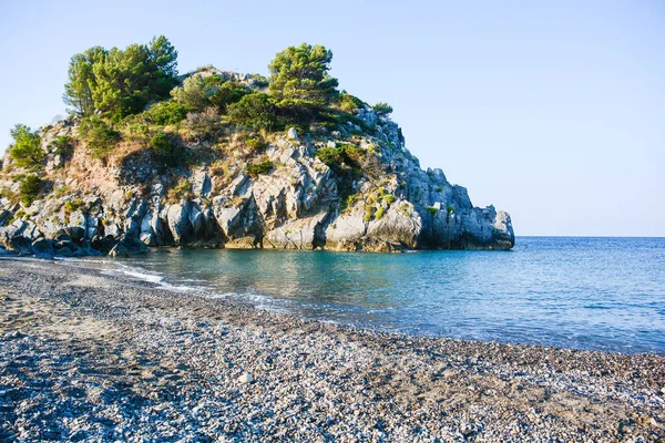 岛上蓝色的大海和岩石的美丽景色 — 图库照片
