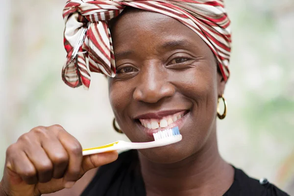 Retrato Uma Jovem Sorridente Com Uma Escova Dentes — Fotografia de Stock