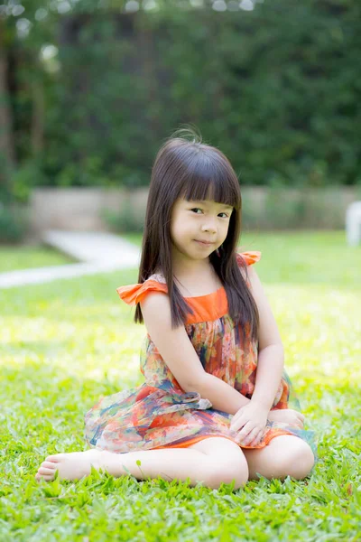 Piękny Portret Mała Dziewczyna Azji Uśmiechnięty Siedzi Trawie — Zdjęcie stockowe