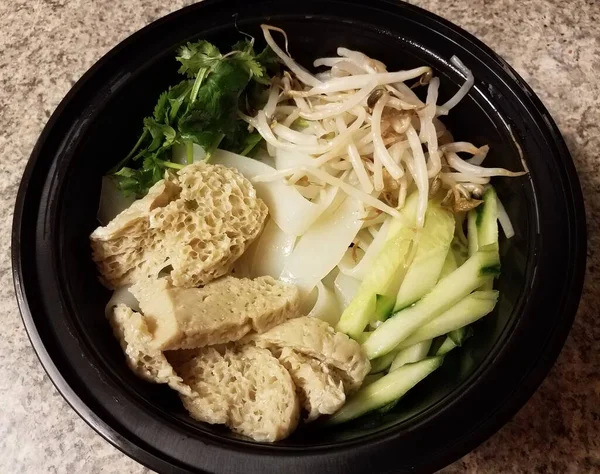豆腐と麺と野菜のボウル — ストック写真