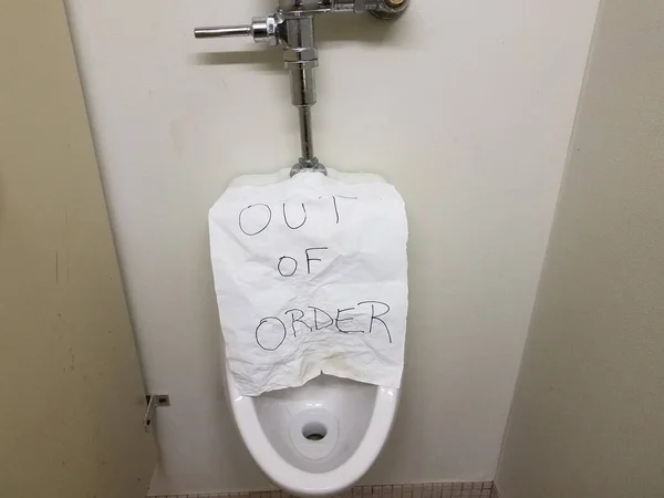 Papier Außer Ordnung Zeichen Auf Badezimmer Urinal — Stockfoto
