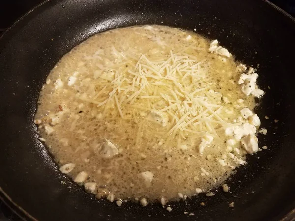 用牛油和奶酪做成的褐色酱汁放在锅里 — 图库照片