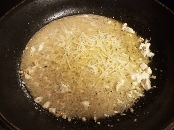 用牛油和奶酪做成的褐色酱汁放在锅里 — 图库照片
