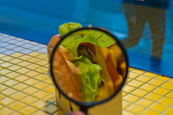 Lupe Der Linken Hand Vergrößert Für Frischkäse Burger — Stockfoto