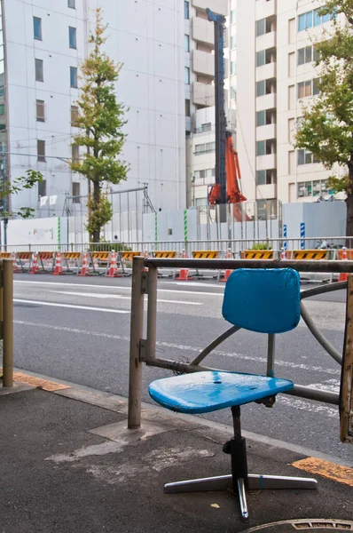 Opuszczone Proste Niebieskie Krzesło Biurowe Ulicy Samotnie Rano — Zdjęcie stockowe