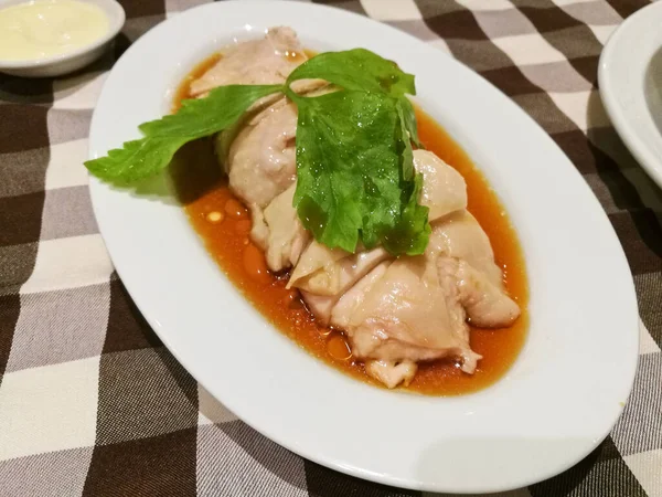 Juicy Singaporean Hainanese Chicken Rice Sesame Oil Sauce — Stock Photo, Image
