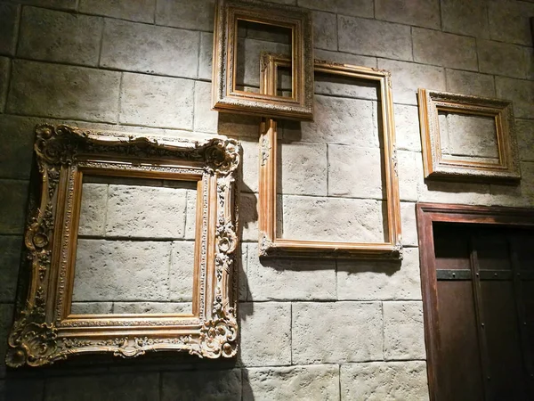 砖墙上各种厚重的老式相框 — 图库照片