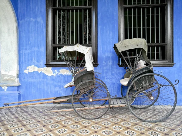 Старые Старинные Традиционные Рикши Перед Синим Зданием — стоковое фото