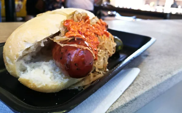 Spicy Lada Raksasa Babi Hot Dog Jerman Dengan Saus Mustard — Stok Foto