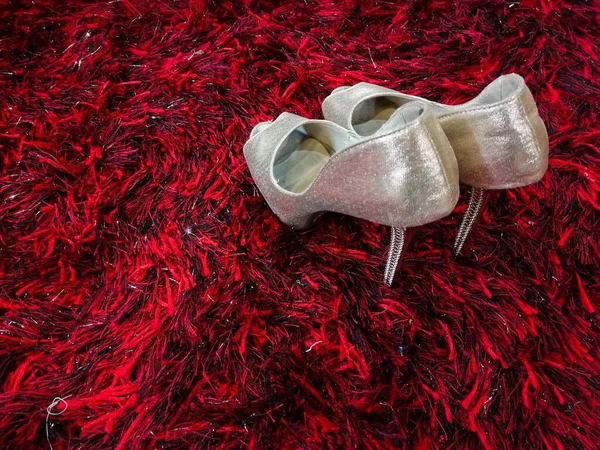 Silber Glänzende Stöckelschuhe Stiletto Auf Rotem Teppich — Stockfoto