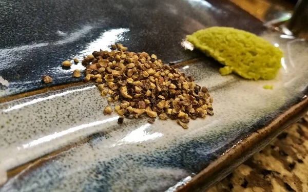 日本新鲜磨碎的黑胡椒和芥末 — 图库照片