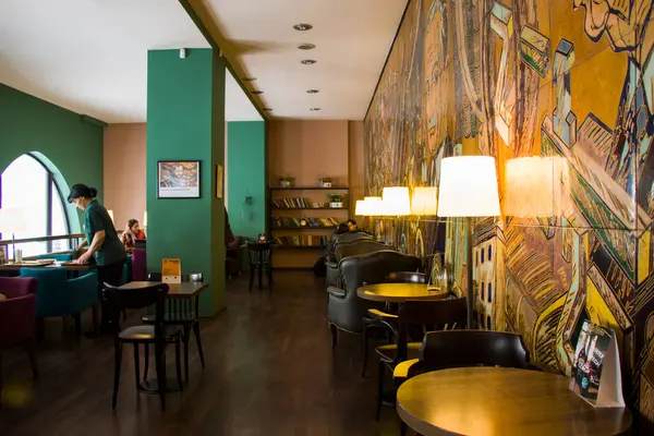 Wnętrze Kawiarni Centrum Tbilisi Kolorowe Ściany Stoły — Zdjęcie stockowe