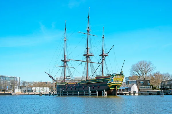 17. yüzyıldan kalma Hollanda 'daki Amsterdam limanında yelkenli bir geminin kopyası.