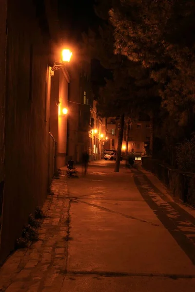 Elche市狭窄多彩的街道 立面和阳台 — 图库照片