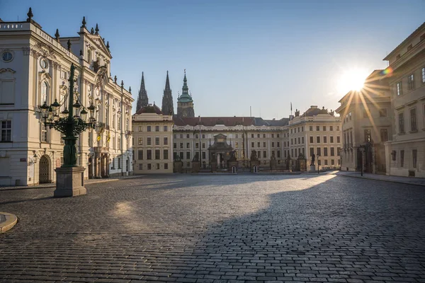 プラハの城は チェコ共和国大統領の公式の住居とオフィスです パンデミックによるロックダウントライム — ストック写真