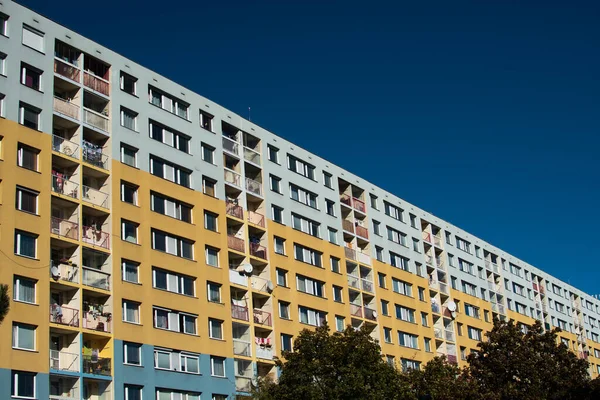 共産主義時代に建てられたコンクリート建築ブロックを眺める素晴らしい青空 — ストック写真