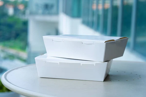 Weiße Kartons Mit Lebensmitteln Auf Dem Tisch Essensausgabe — Stockfoto