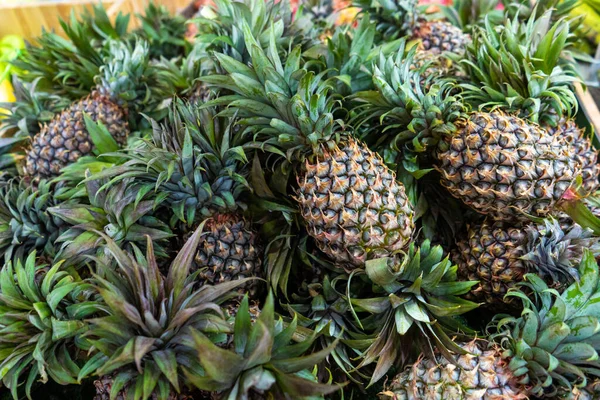 Świeżo Krojone Ananasy Blacie Ulicznego Rynku Żywności — Zdjęcie stockowe