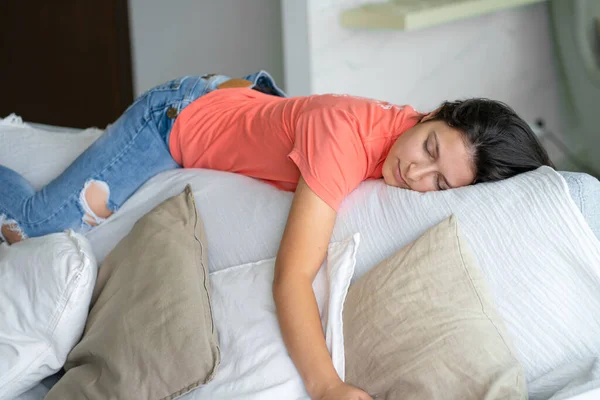 Menina Adormeceu Uma Posição Incomum Parte Trás Sofá Dorme Durante — Fotografia de Stock