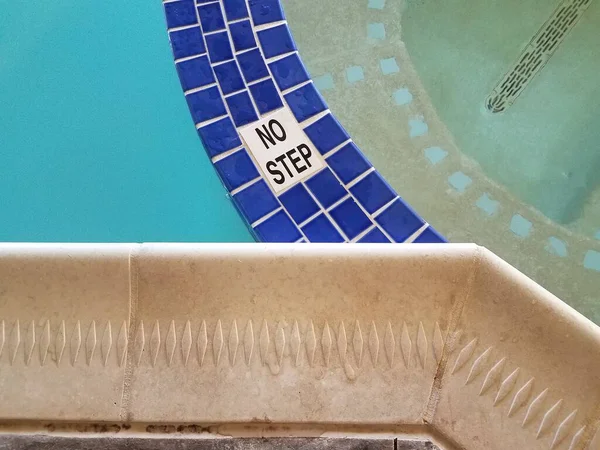 Kein Schrittschild Pool Mit Blauen Fliesen Und Wasser — Stockfoto