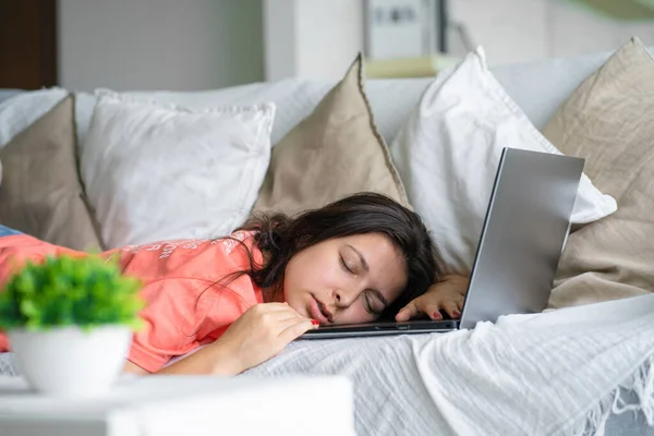 Dívka Usnula Notebooku Když Pracovala Spát Během Wor — Stock fotografie