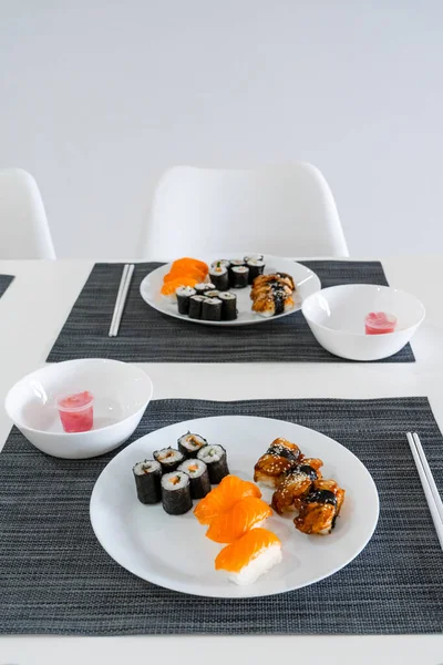 Friss Sushi Tekercs Fehér Tálban Sushi Ebéd — Stock Fotó
