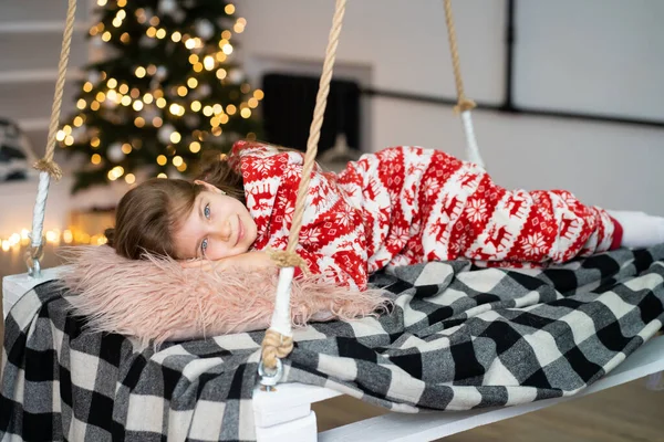 パジャマ姿の女の子はお祝いの夜は眠れない クリスマスの魔法のおとぎ話 幸せな子供時代 — ストック写真